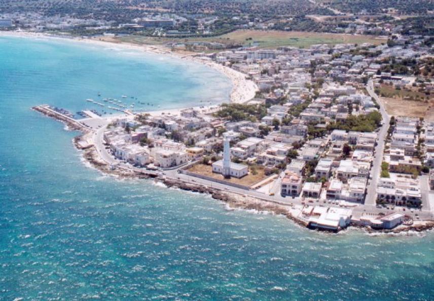 In Mare Tutta Vestita Bagarre Sulla Spiaggia Di Torre Canne